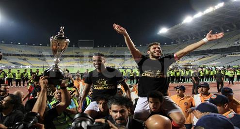 بالفيديو.. كيف احتفل لاعبو الأهلي بالتتويج بالسوبر؟